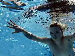 Mimi Cica再次展示了她会游泳的性感程度
