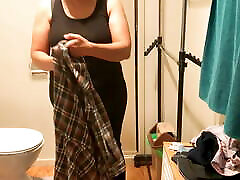 زن خانه دار انحنا تغییر لباس-رقص برهنه در سینه بند و تنکه پوش