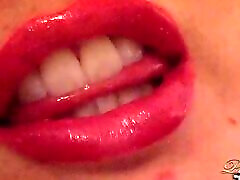 bbw babe avec une grosse lèvre rouge juteuse vous taquine avec un miroir dans cette vidéo de lèvres fétichistes