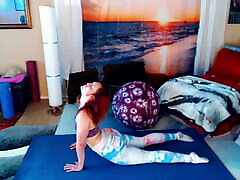 entrenamiento con pelota de yoga. únete a my faphouse para más yoga, yoga desnudo, detrás de escena y cosas picantes