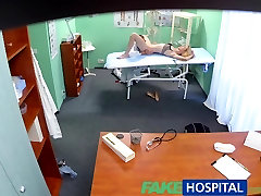 FakeHospital Médecins orale de massage donne la blonde maigre son premier orgasme dans les années
