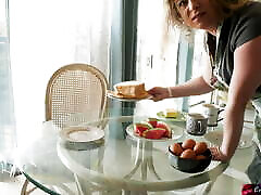 macocha pomaga pasierbowi skończyć przy stole śniadaniowym