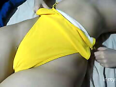 ich erlaubte meinem b, meine shorts auszuziehen, um meine geschwollene muschi in einem engen gelben badeanzug aufzunehmen