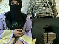 अमेरिकी सैनिक मुस्लिम पत्नी और सह उसे बिल्ली के अंदर है