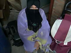 einen muslimischen flüchtling im keller meiner mutter erwischt - sie ließ mich ihr arschloch ficken