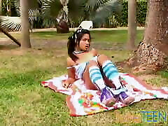 sexy latina adolescente disfrutando de la acción en solitario