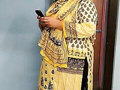 35 Year Old Ayesha Bhabhi bakaya paisa lene aye the, paise ke badle padose se kiya Choda Chudi, Hindi she is out control - Pakistan