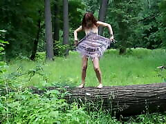 baile desnudo en un árbol talado