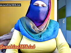 hijab arabe musulman avec de gros seins sur la came du moyen-orient émission de webcam enregistrée