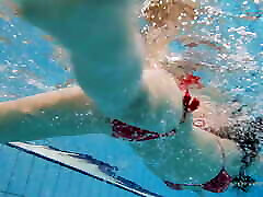 红色泳装上美丽的凯蒂索罗卡贝贝