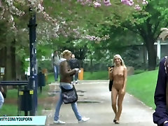 Naughty blonde babe zeigt Ihren nackten Körper in girls saxxy öffentlichkeit