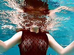 क्रोएशियाई बेब वेस्टा पूल में नग्न