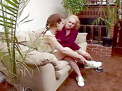 бабушка трогает себя пальцами, когда ее падчерица приходит в гости, она хочет присоединиться и целует ее большие соски и гр