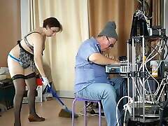 una cameriera nuda sta pulendo in uno stupido ufficio dell&039;ingegnere informatico. macchina fotografica reale in ufficio. scena 1