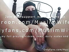 une vraie arabe halal excitée en niqab noir se masturbe la chatte éjacule jusquà lorgasme et pèche contre allah