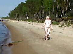 شاداب الاغ در لباس شنای زنانه دوتکه سفید