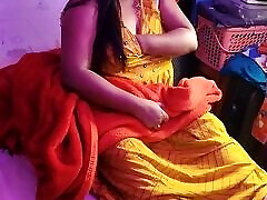 сексуальная дези бхабхи хорни пытается показать на камеру, и она показывает здесь соски