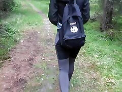 پیاده روی ماجراهای لعنتی حباب لب به لب کوهنورد در کنار درخت با اسپرم در الاغ او