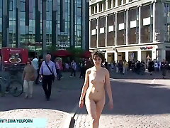 पागल श्यामला लड़की है मरियम सार्वजनिक सड़कों पर नग्न
