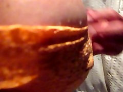 Eiswürfel-Spiel auf meinem Nippel im orange Schnürsenkel-Büstenhalter