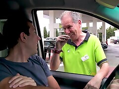 la mignonne à la opening 7 rasée bianca ferrero se fait baiser dans la voiture. hd