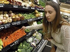 inspirujące senorita odwiedza supermarket dla paskudny miga