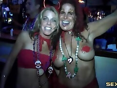 Party girls at Mardi Gras flash tits and sek animmall out in public