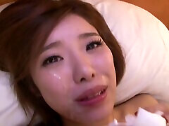 prendre une fille asiatique aux seins guillerets au lit et la baiser