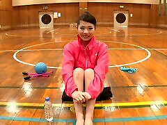 gimnasta asiática deportiva abre las piernas para un duro corrida hardcore