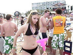 wunderschöne amateure, die am strand feiern, zeigen uns ihre titten
