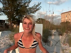 un mannequin solo vêtu dun bikini montre ses seins lors dune séance photo en plein air