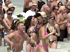 fuchs babes in sexy bikinis feiern auf einer heißen strandparty