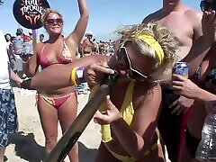 迷人的辣妹在比基尼铸造他们性感的奶子疯狂派对在海滩在现实拍摄