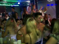 होने के कट्टर सेक्स के दौरान एक नृत्य पार्टी में एक क्लब