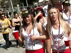противные девчонки демонстрируют свои сиськи на карнавале в реалити-сцене