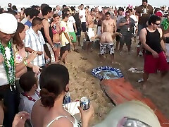 пьяные тусовщицы в сексуальных бикини на пляже