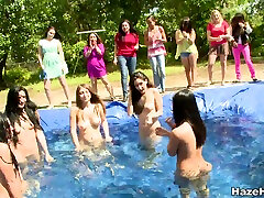сексуальные девушки теребят киски друг друга на вечеринке у бассейна