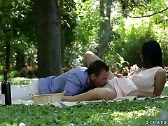 una pareja de aspecto lindo va para un picnic rizado