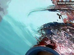 используя новый синий фаллоимитатор, жаркая пловчиха-любительница ласкает свою собственную киску