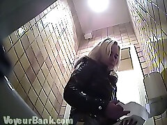 Blonde cute white lady with chunky ass pisses in the toilet