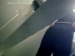 un babaeng mahelig sa sex dans la salle de toilette voisine filme le butin blanc dune fille inconnue