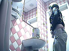 брюнетка белая леди в общественном туалете снята сзади