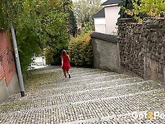 داغ دختر public 39 در لباس قرمز پنهان در پشت خانه و ادرار