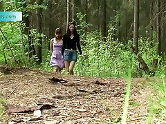 brune et rousse belle fille russe pisse dans la forêt