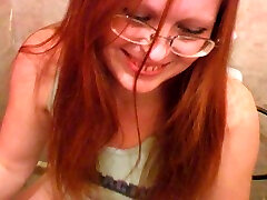 Redhead cute sexy girl in the betrunken gefickt gefilmt room feel shy to piss on cam
