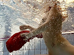 Redhead guy dormir teen mistress under water undressing on cam