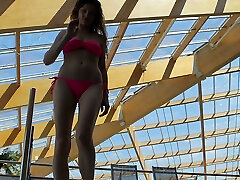 atemberaubendes und sexy russisches strandmädchen taucht in den pool
