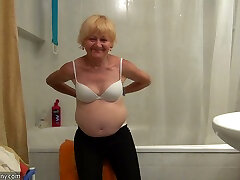 कैम पर नग्न चमकती बाथरूम में गोल-मटोल गोरा दादी