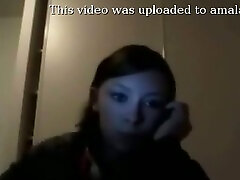 किशोर उसे बीएफ के लिए वेब कैम पर एक अंधेरे कमरे में उसके स्तन कौंध