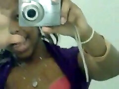 моя симпатичная негритянка подружка в белых трусиках снимает себя на видео в ванной